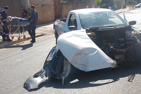 Passageiro de pick up fica ferido após batida violenta em poste na Avenida Padre Almir