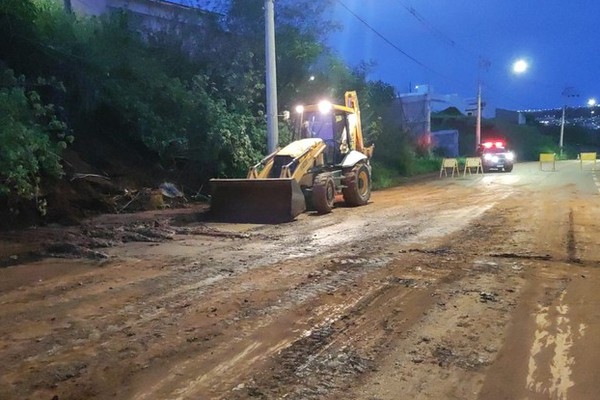 Encosta da avenida Fátima Porto volta a deslizar e mobiliza equipes da Prefeitura, Defesa Civil e Bombeiros