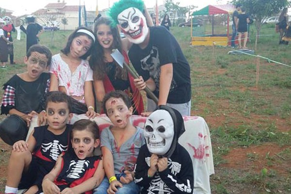 Moradores do Copacabana comemoram Halloween e arrecadam fundos para construir praça