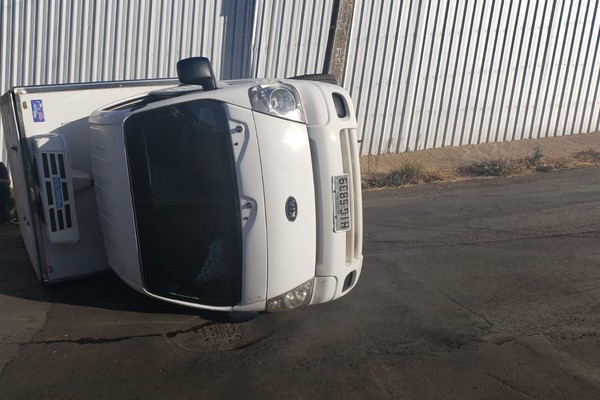 Caminhonete baú tomba na subida da avenida Piauí e deixa o trânsito interditado no local