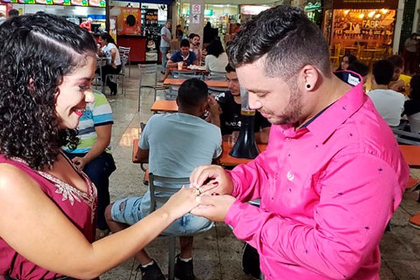 Pedido de casamento inusitado para a Praça de Alimentação do Pátio Central Shopping