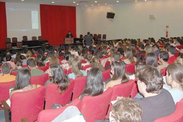 Encontro Jurídico recebe centenas de estudantes para as primeiras palestras