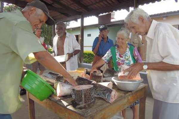 Destinação de peixes apreendidos gera polêmica e polícia mostra doação