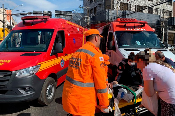 Senhora de 88 anos é atropelada por motociclista quando atravessava Major Gote na faixa de pedestre