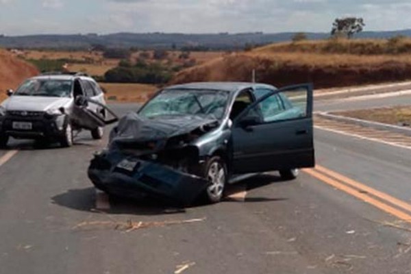 Condutor fica ferido e veículos bastante danificados em acidente na Br146 em Cruzeiro da Fortaleza