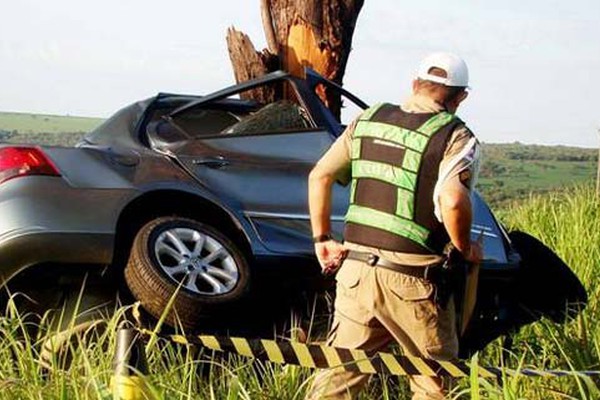 Policial aposentado e mulher morrem após baterem em árvore perto de Presidente Olegário