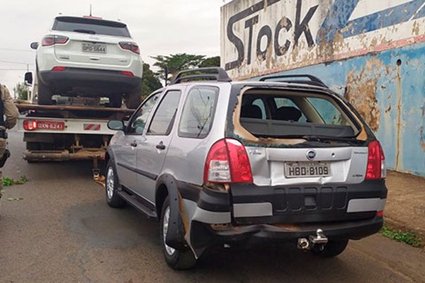 Veículo se solta de guincho e bate em carro que seguia logo atrás em Patos de Minas