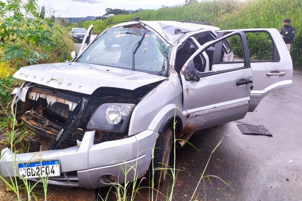 Motorista perde o controle da direção, veículo capota e três pessoas ficam feridas na BR 365