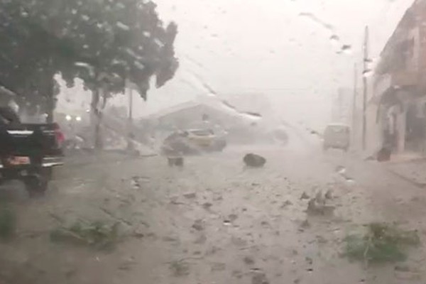 Chuva com granizo no final da tarde em Lagoa Formosa assusta moradores e motoristas