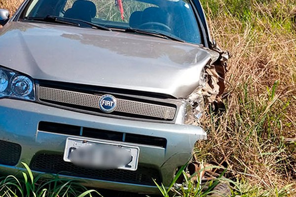 Pneu estoura na MGC354, carro invade a contramão, bate em veículo e os dois vão parar fora da pista 