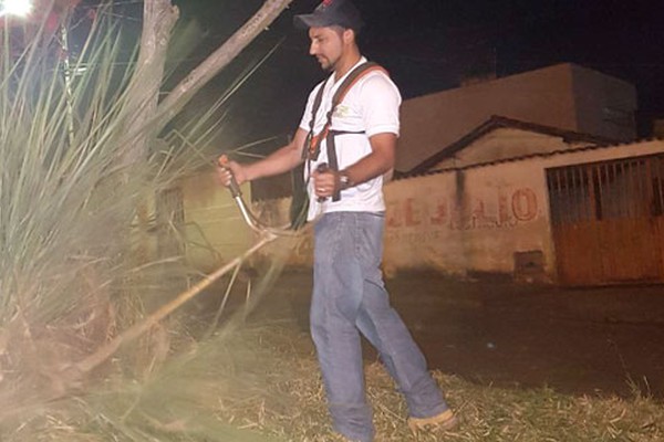 Sem respaldo da Prefeitura, moradores se unem e fazem limpeza de canteiro de avenida