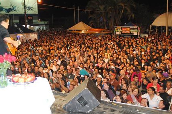 Wando distribui flores e calcinhas e encanta o público que lotou a Praça do Fórum