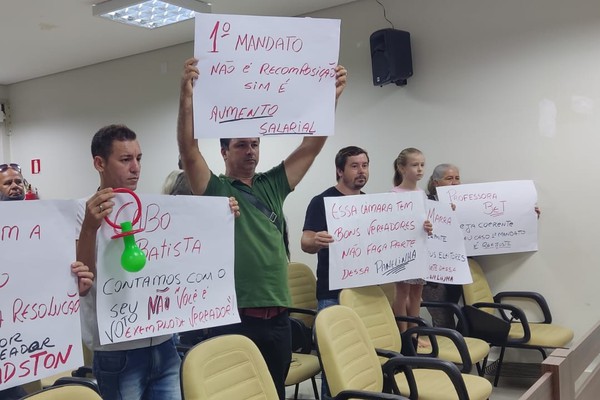 Com a presença de manifestantes, Câmara inicia reunião para analisar veto ao reajuste salarial