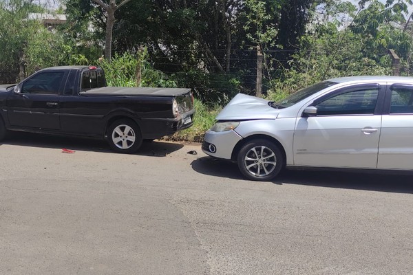 Condutora se sente mal, atinge traseira de pick up que é arremessada em outro carro