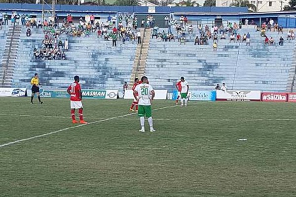 Mamoré fica no empate com Uberaba e jogo termina em batalha campal no Uberabão