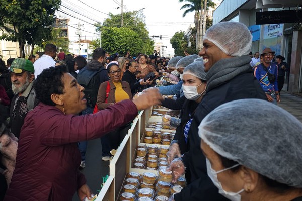 Distribuição do bolo de aniversário é atração a parte nas comemorações dos 131 anos de Patos de Minas