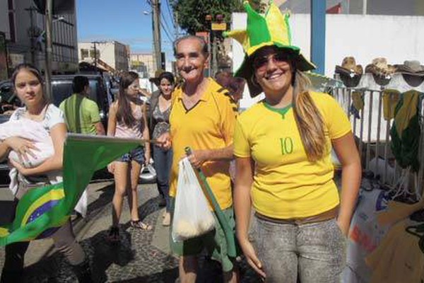 Com atenções divididas, Copa do Mundo vai tomando conta de Patos de Minas