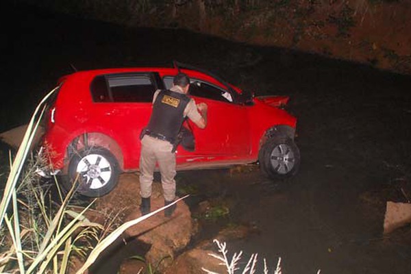 Motorista cai dentro do Monjolo após passar direto em morro e fica gravemente ferido