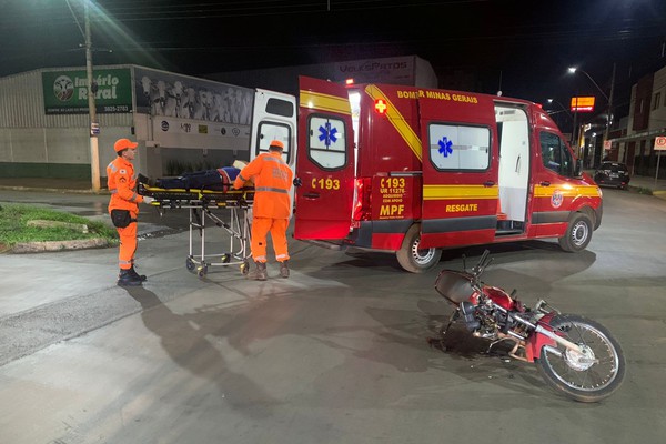 Motociclista fica ferido em acidente com três veículos na avenida Piauí com a rua Doutor Marcolino