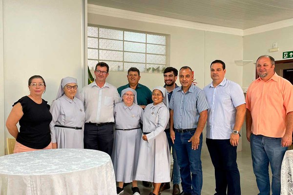 Com coffee break, Casa da Meninas apresenta nova presidente da instituição