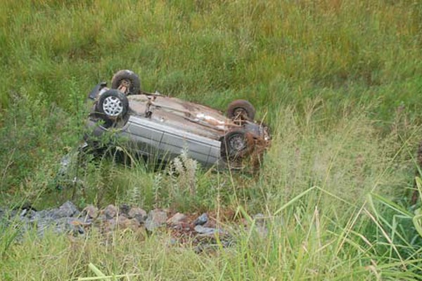 Carro é encontrado sem ninguém e de rodas para o alto dentro de represa no Trevo da Pipoca