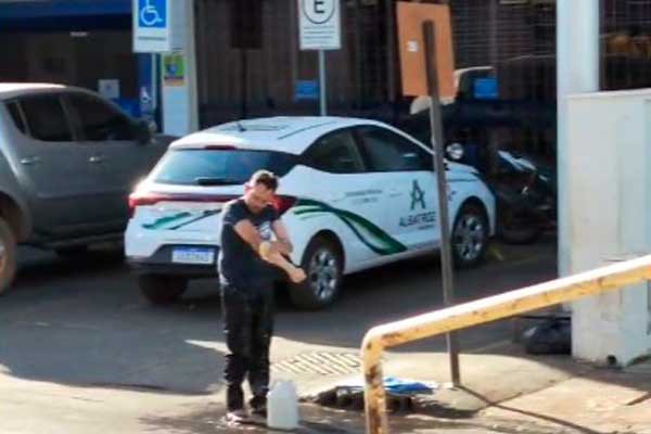 Morador de rua conta ao Patos Hoje porque tomou banho em frente à Caixa Econômica