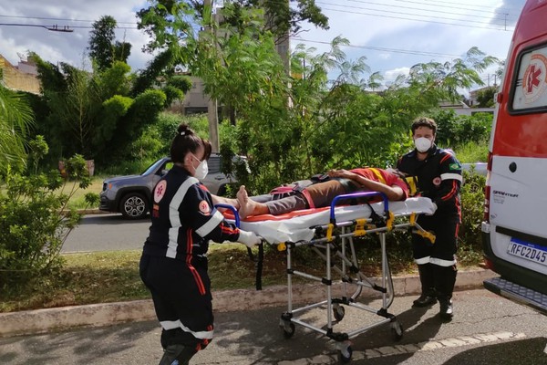 Motociclista tem que ser socorrido pelo Samu após perder controle e cair na Avenida Padre Almir