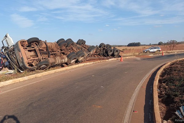 Motorista fica ferido após perder controle e tombar combinação veicular na BR-352 em Coromandel