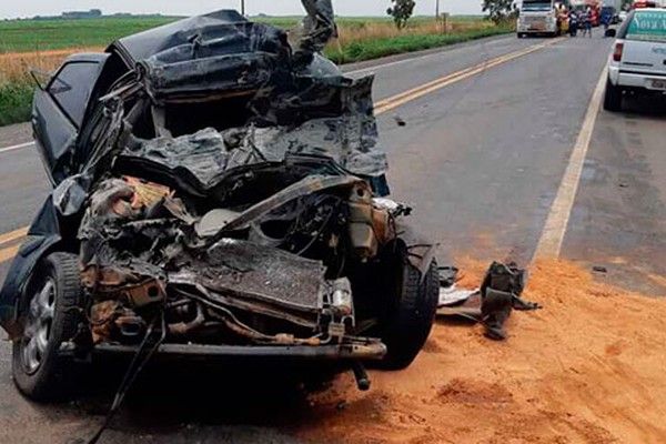 Grave acidente entre carro e caminhão deixa uma pessoa morta e outra ferida na BR365 