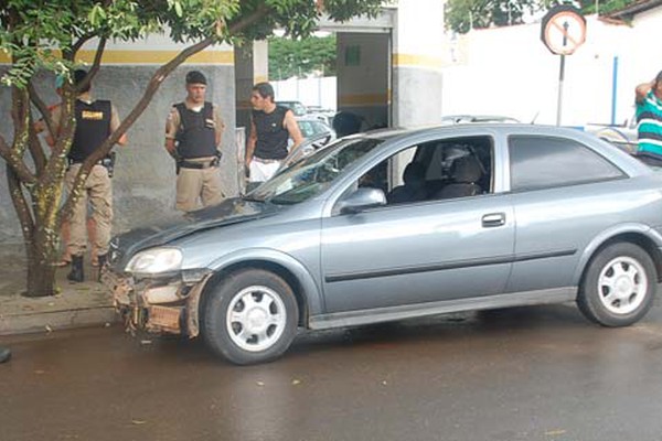 PM registra acidente com 3 veículos, placa diverge e motorista acaba na delegacia