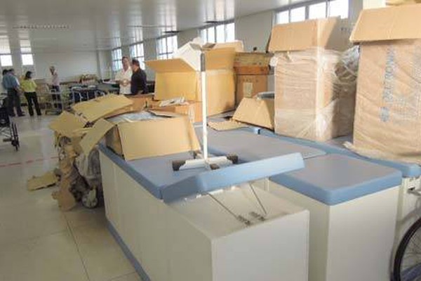 Vereadores analisam equipamentos da saúde largados em sala do Centro Viva Vida