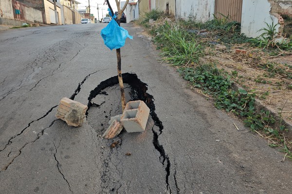 Cratera se abre em movimentada avenida de Patos de Minas e exige atenção dos motoristas