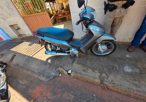 Motociclista na contramão provoca acidente e foge sem prestar socorro à vítima