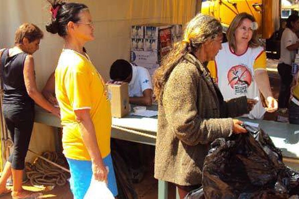 Toneladas de criadouros do mosquito da dengue são trocados por leite no Cristavo