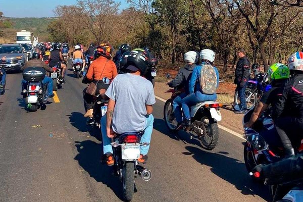 Motociclista quebra dos dois braços ao bater em carro que freou para não atropelar romeiro