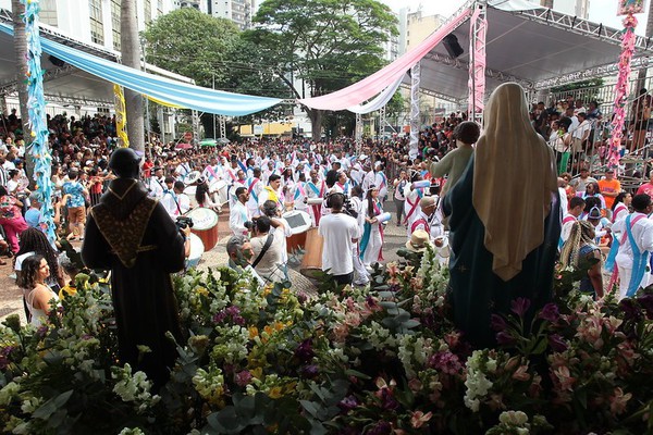 Cortejo de ternos de Congado movimentam as ruas de Uberlândia