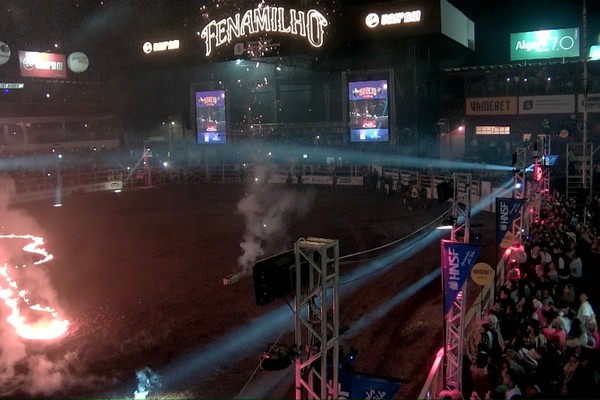 Abertura da final do rodeio tem viola em fogo e show pirotécnico na Fenamilho 2024; veja ao vivo