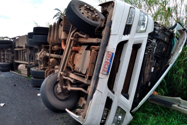 Carreta que transportava verduras para o Nordeste tomba na BR 354 e fere motorista e passageiro