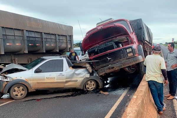 Batida entre pick-up e dois caminhões interdita a BR 354 na chegada a Patos de Minas