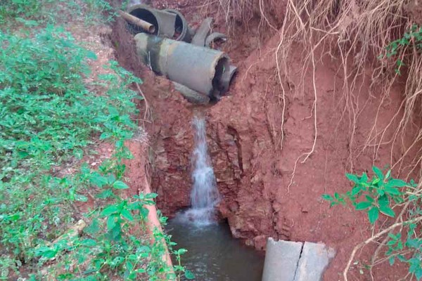 Rede fica destruída e esgoto corre a céu aberto em Patos de Minas; Copasa promete resolver