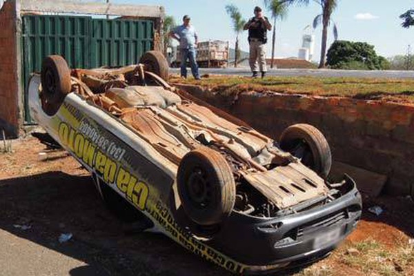 Motorista tenta desviar de motocicleta, perde o controle e capota na Marabá