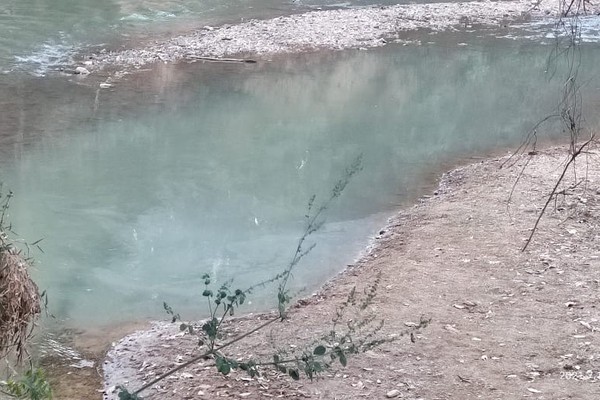 Ambientalista flagra rede da própria Copasa despejando esgoto nas águas do Rio Paranaíba