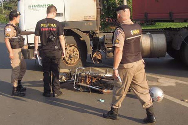 Motociclista de 23 anos morre ao bater em carreta que fazia conversão proibida na avenida J.K