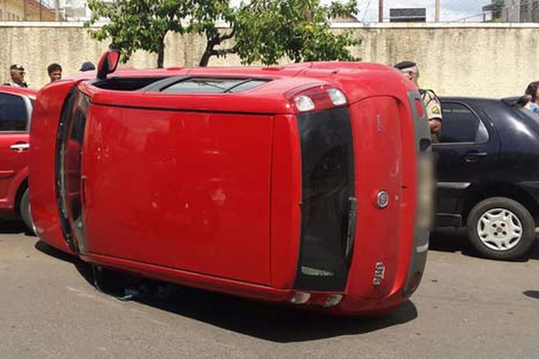 Motorista tenta desviar de ciclista, atinge veículos estacionados e carro para tombado