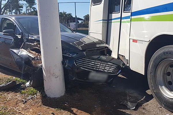 Veículo fica imprensado em poste de iluminação em acidente com ônibus na rua Major Gote