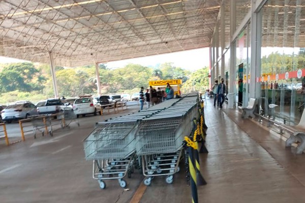 Cliente diz que foi maltratada após cartão não passar em hipermercado e aciona a PM