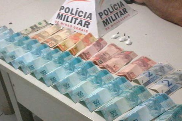 Polícia Militar apreende cocaína e dinheiro no Cristo Redentor e leva irmãos para a delegacia