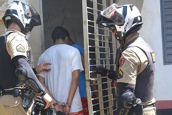 Jovem de 18 anos é preso juntamente com o irmão de 13 por tráfico de drogas em Patos de Minas