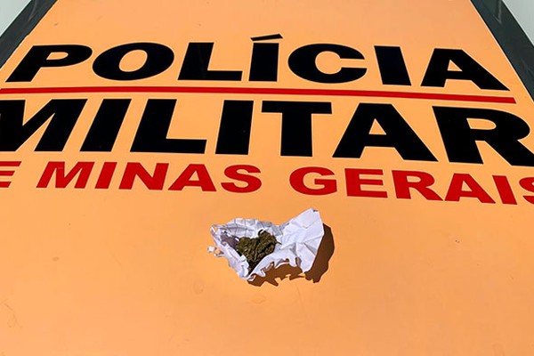 Polícia Militar Rodoviária apreende maconha com mulheres que caminhavam pela MG230 