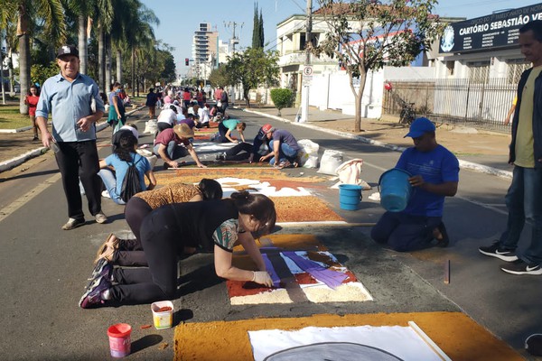 Confecção dos tapetes para a procissão de Corpus Christi reúne centenas de fiéis em Patos de Minas